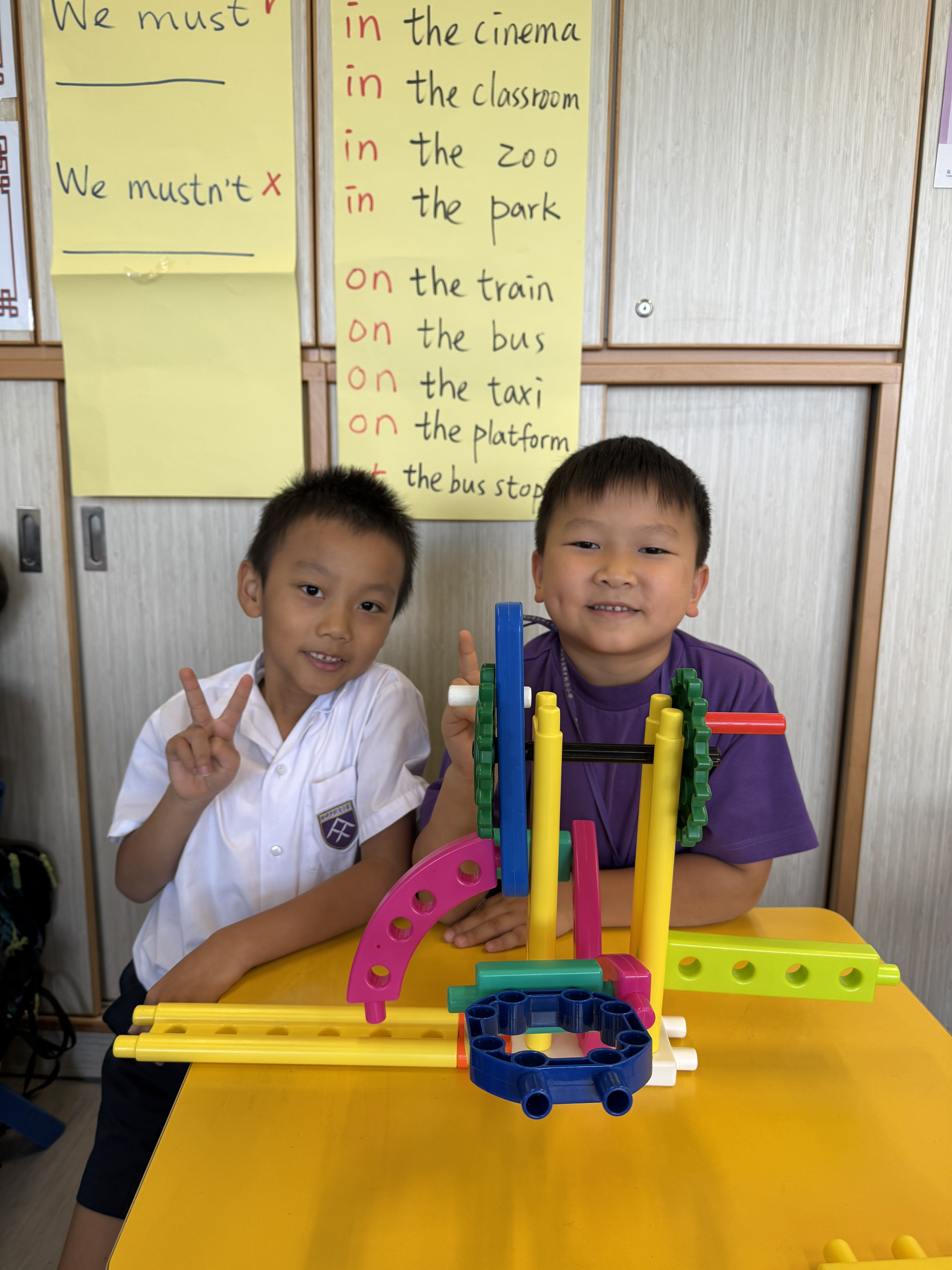 同學們興致勃勃地展示親手搭建的樂高作品,流露滿滿的成就感