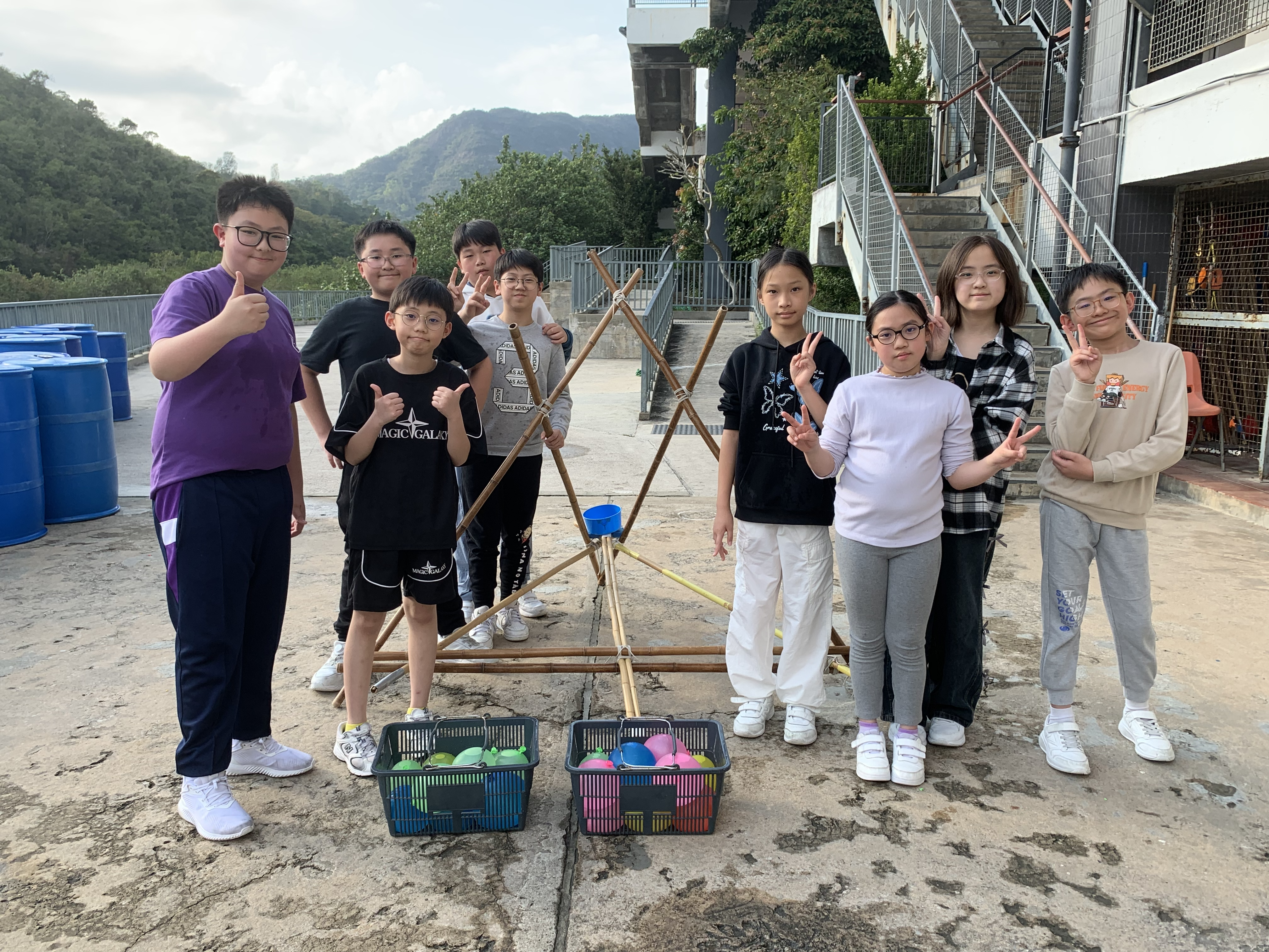 同學合力搭建投石器,展現出團隊協作的力量