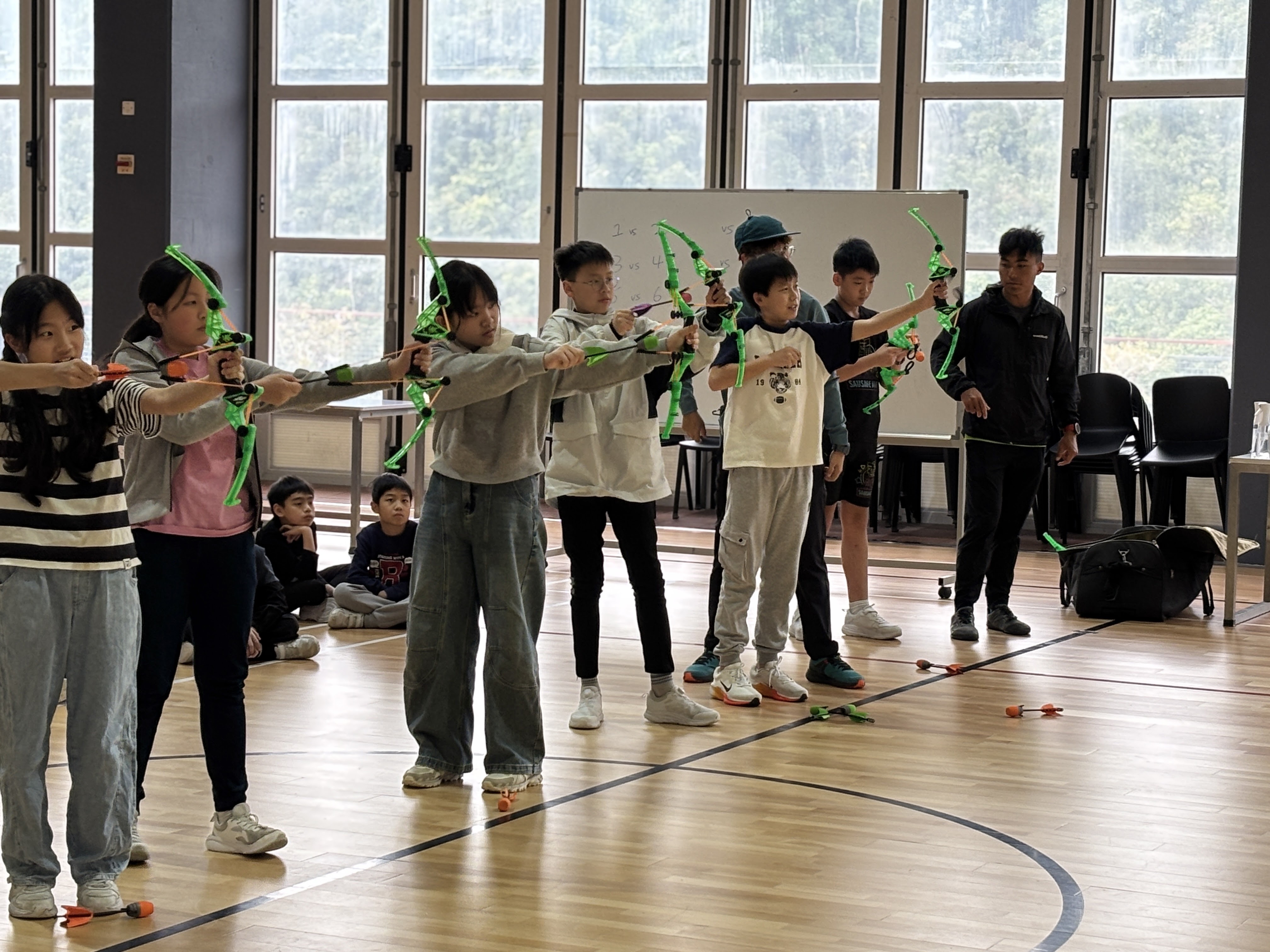 同學正在進行攻防箭活動