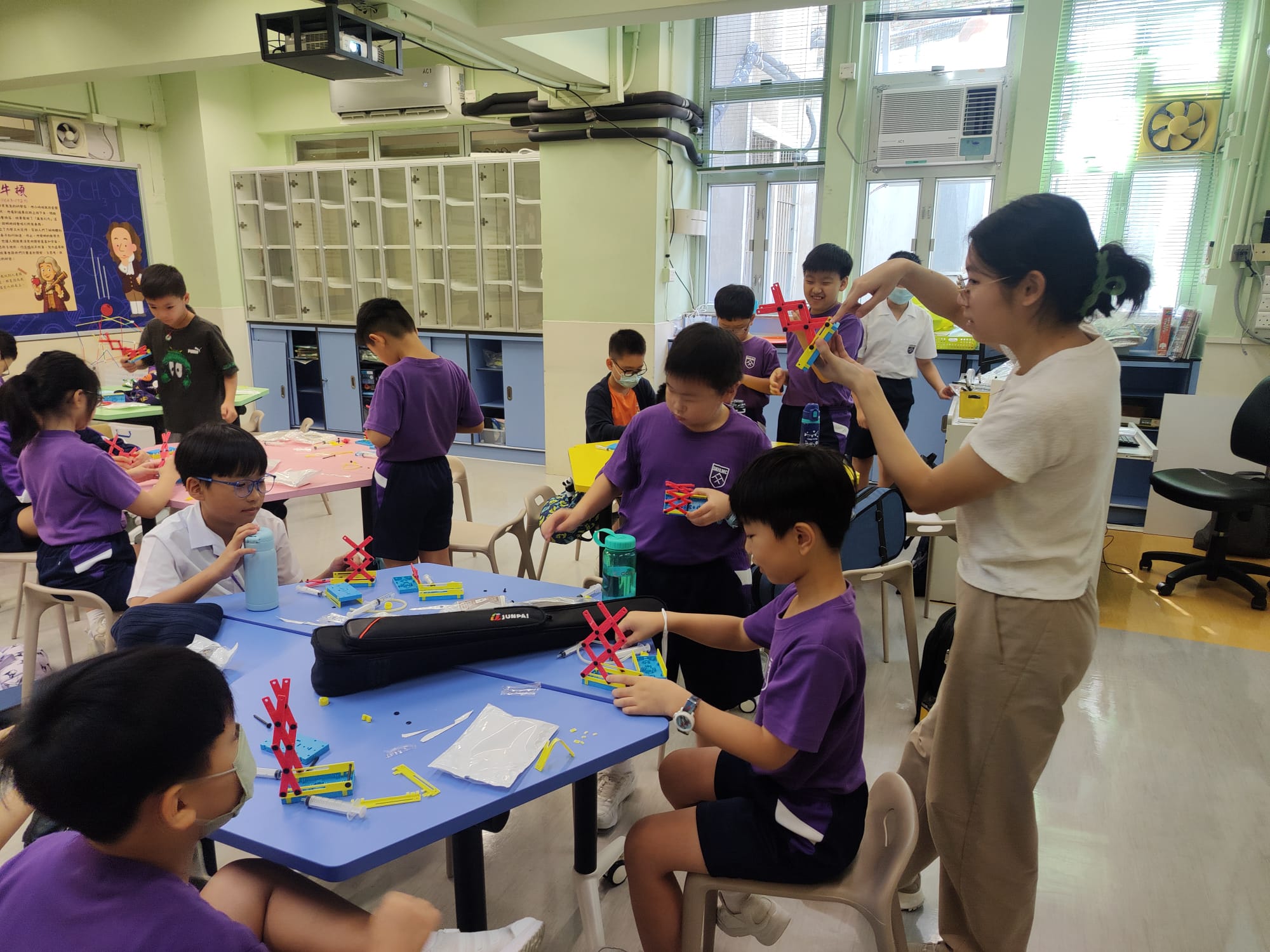 同學透過動手搭建模型,親身體驗科學實驗,培養創意思維與探究精神
