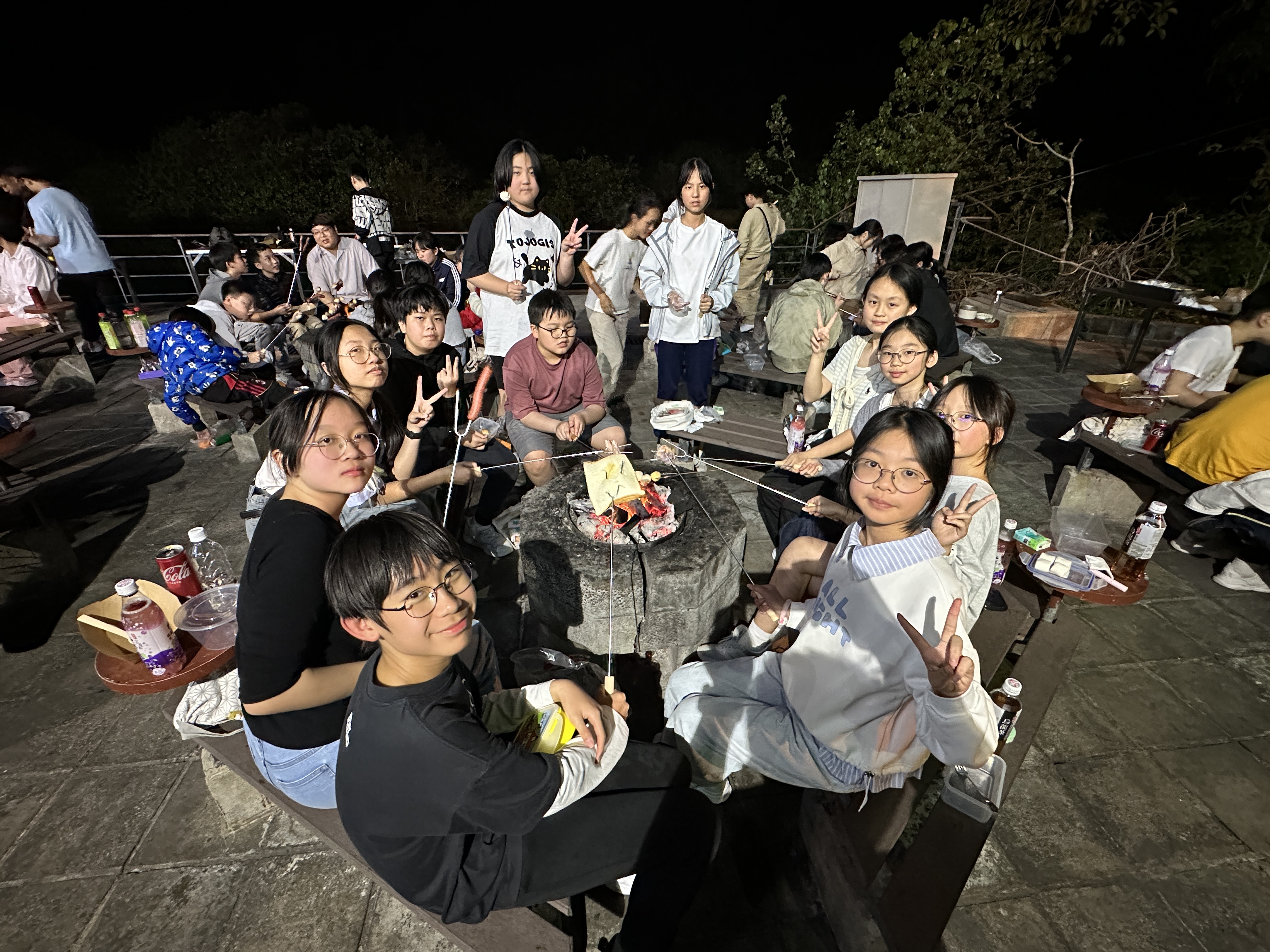 在營火旁燒烤食物，為教育營添上難忘的回憶