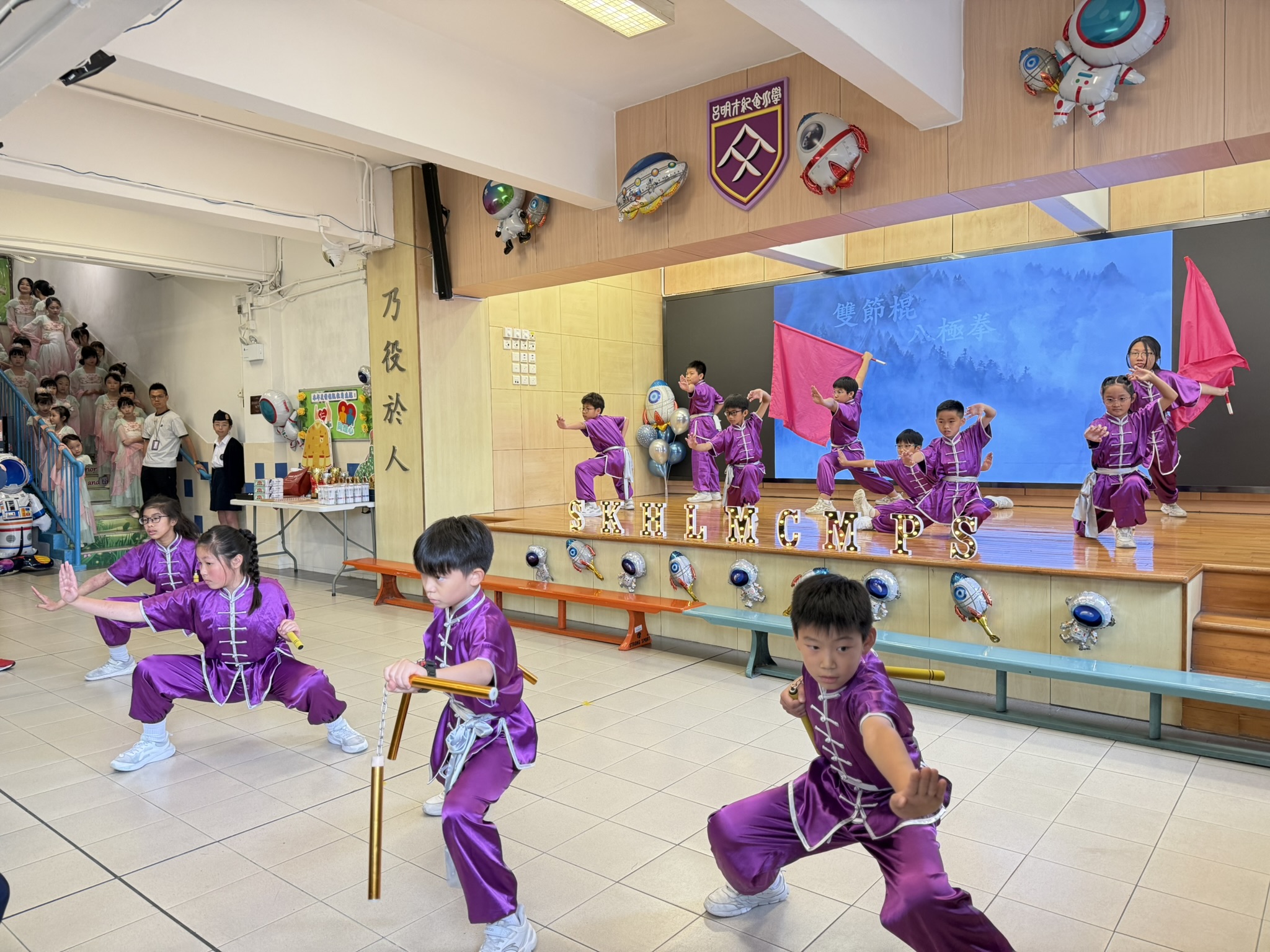 武術校隊的同學表演及示範不同的兵器