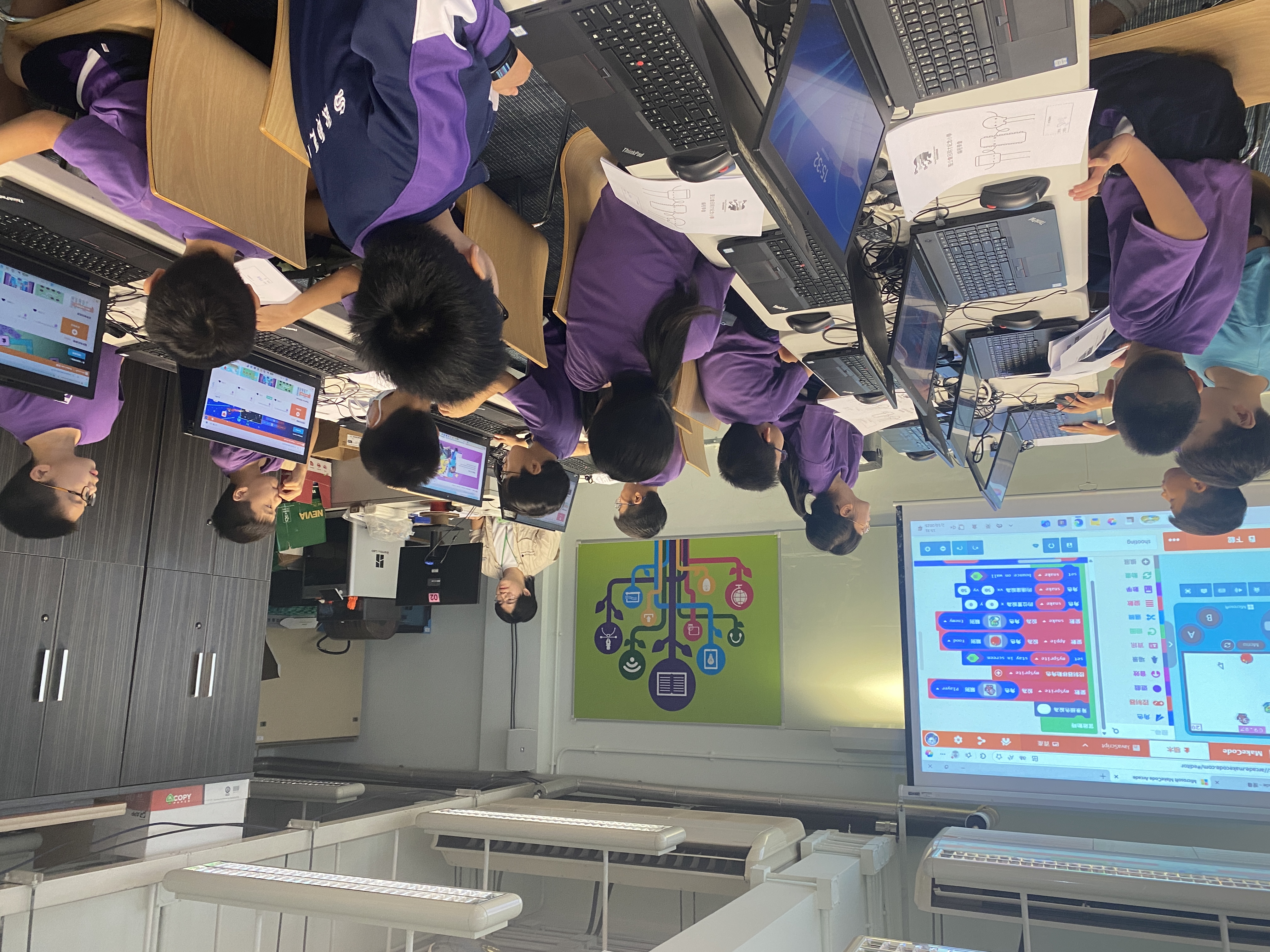編程學會課堂中，同學們認真研習編程，勇於探索與創新