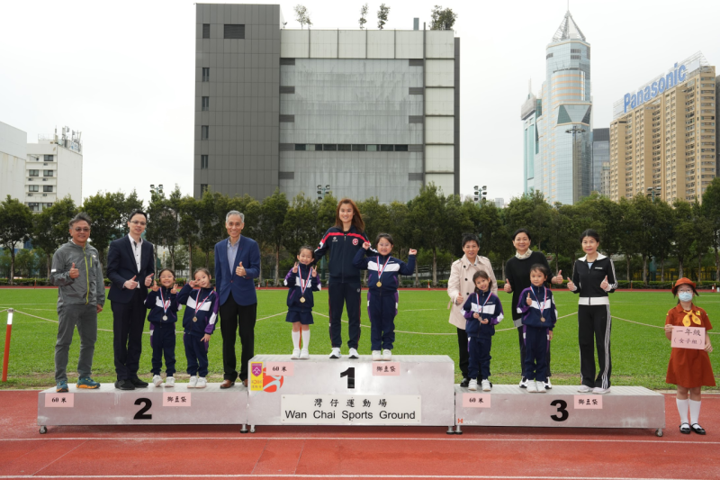 2023年校友李嘉兒在本校田徑運動會頒獎台，與得獎學生及嘉賓合照