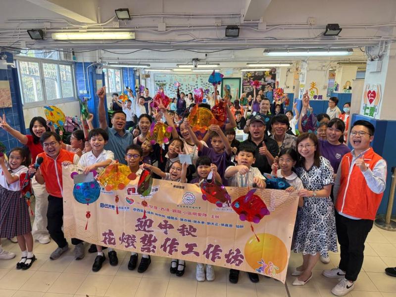 迎中秋花燈紮作親子工作坊參加者手持花燈合照