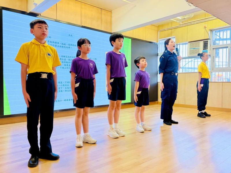 師生在童心賀國慶2026活動中參與升旗隊活動