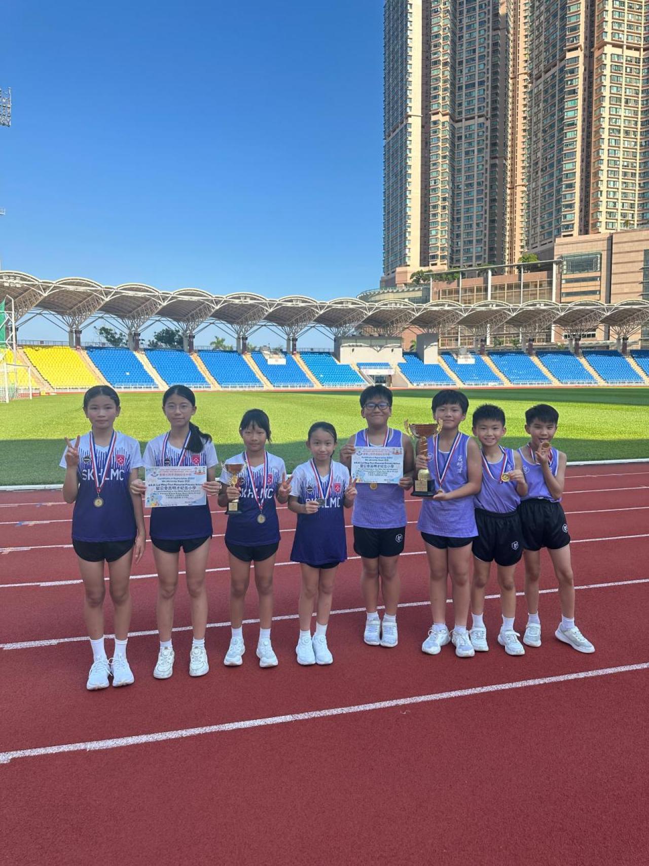 本校田徑隊男子組及女子組得獎同學合照