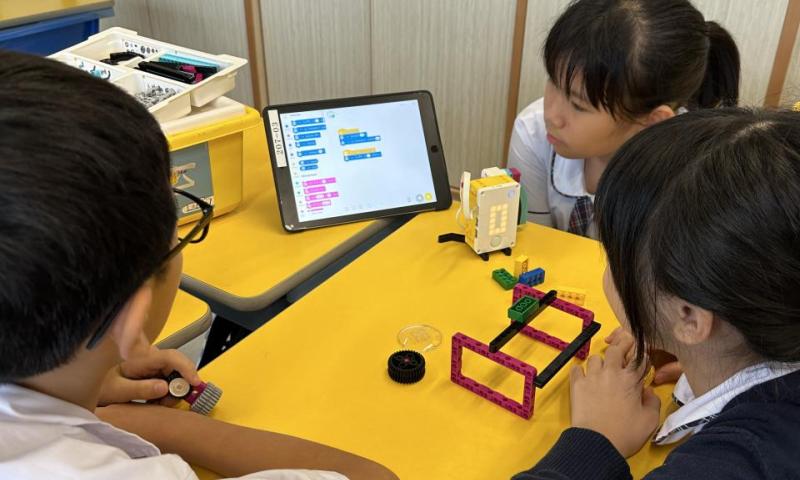 學生們利用平板電腦編寫指令與LEGO機器人進行互動