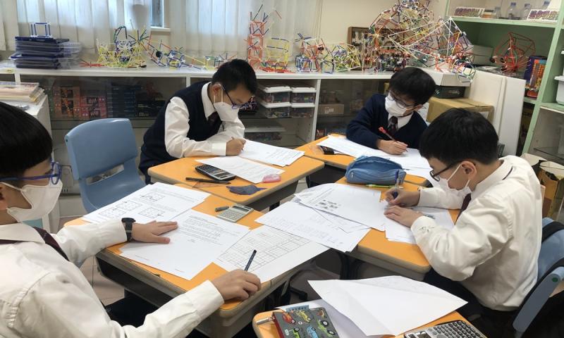 五及六年級同學發揮合作精神，共同參與由教育局舉辦的「香港數學創意解難比賽」