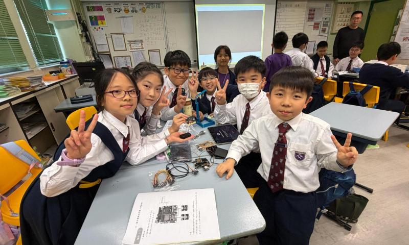 五年級學生利用 micro:bit 製作智能電燈