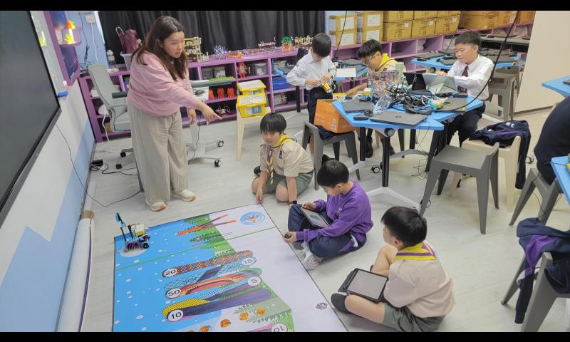 學生在 AI 元宇宙教室進行編程學習