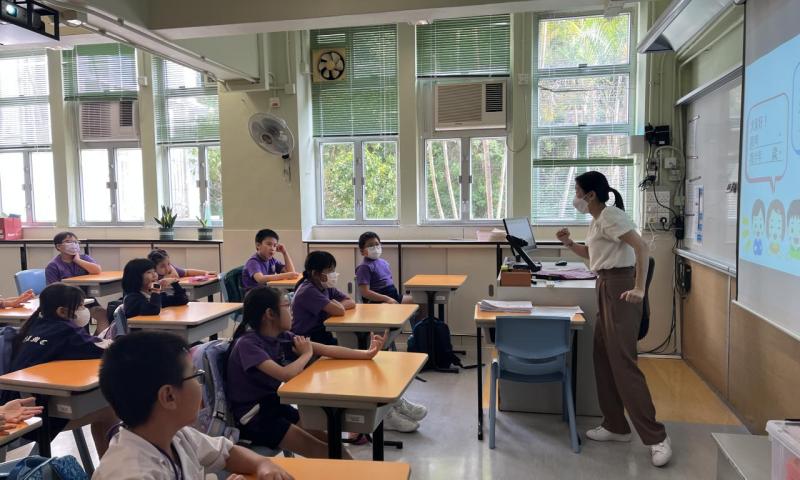 學生認真聽課。