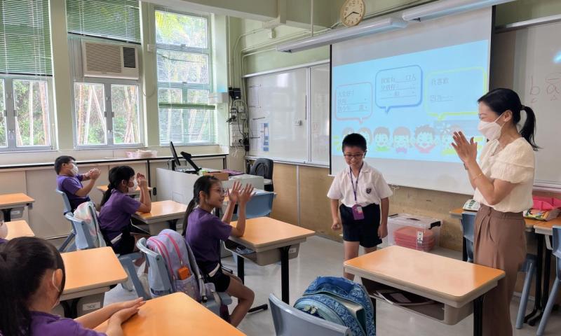 老師和學生互相用普通話自我介紹。