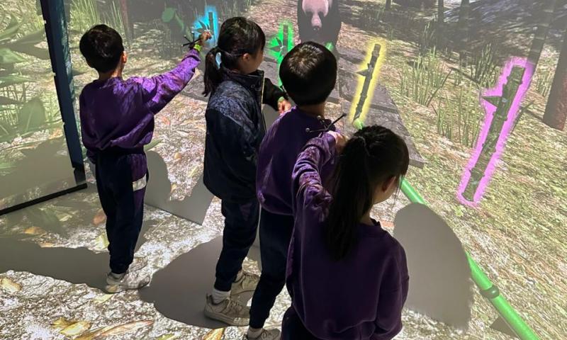 三年級學生透過 VR 認識熊貓習性