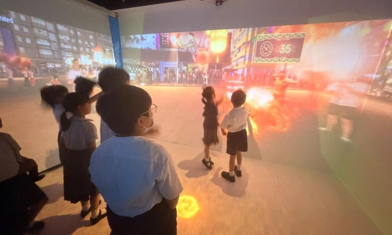 一年級學生透過 VR 舞火龍互動遊戲