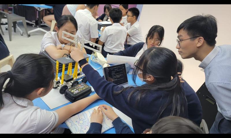 學生進行微控制器及積木編程