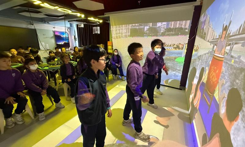 小四學生透過 VR 模擬划龍舟