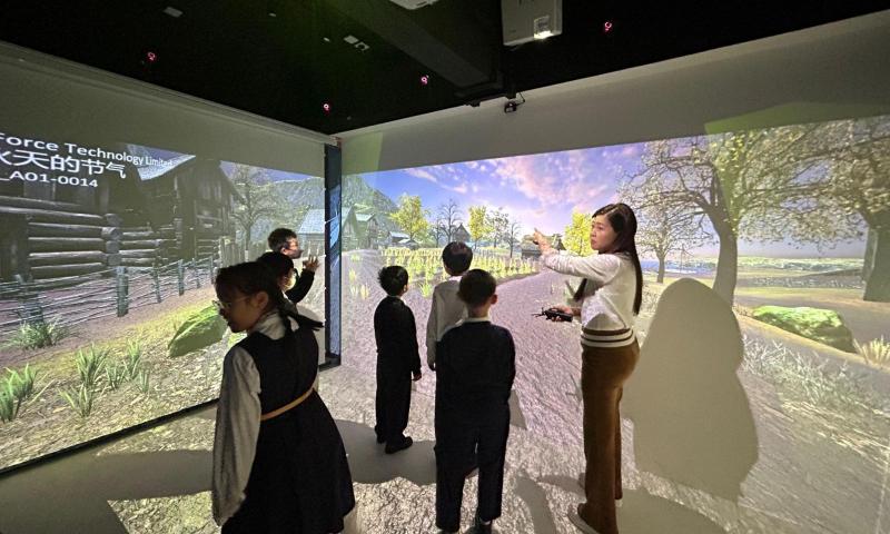 三年級學生透過 VR 體驗二十四節氣