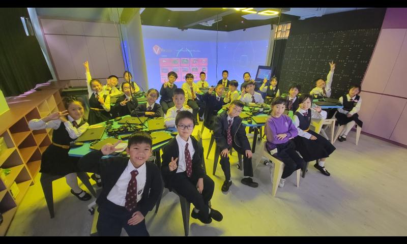 學生在 AI 元宇宙教室參與學習